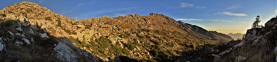 Scendendo da Cima Croce alle Baite d'Alben vista in Cima Alben (2019 m) nella luce del tramonto